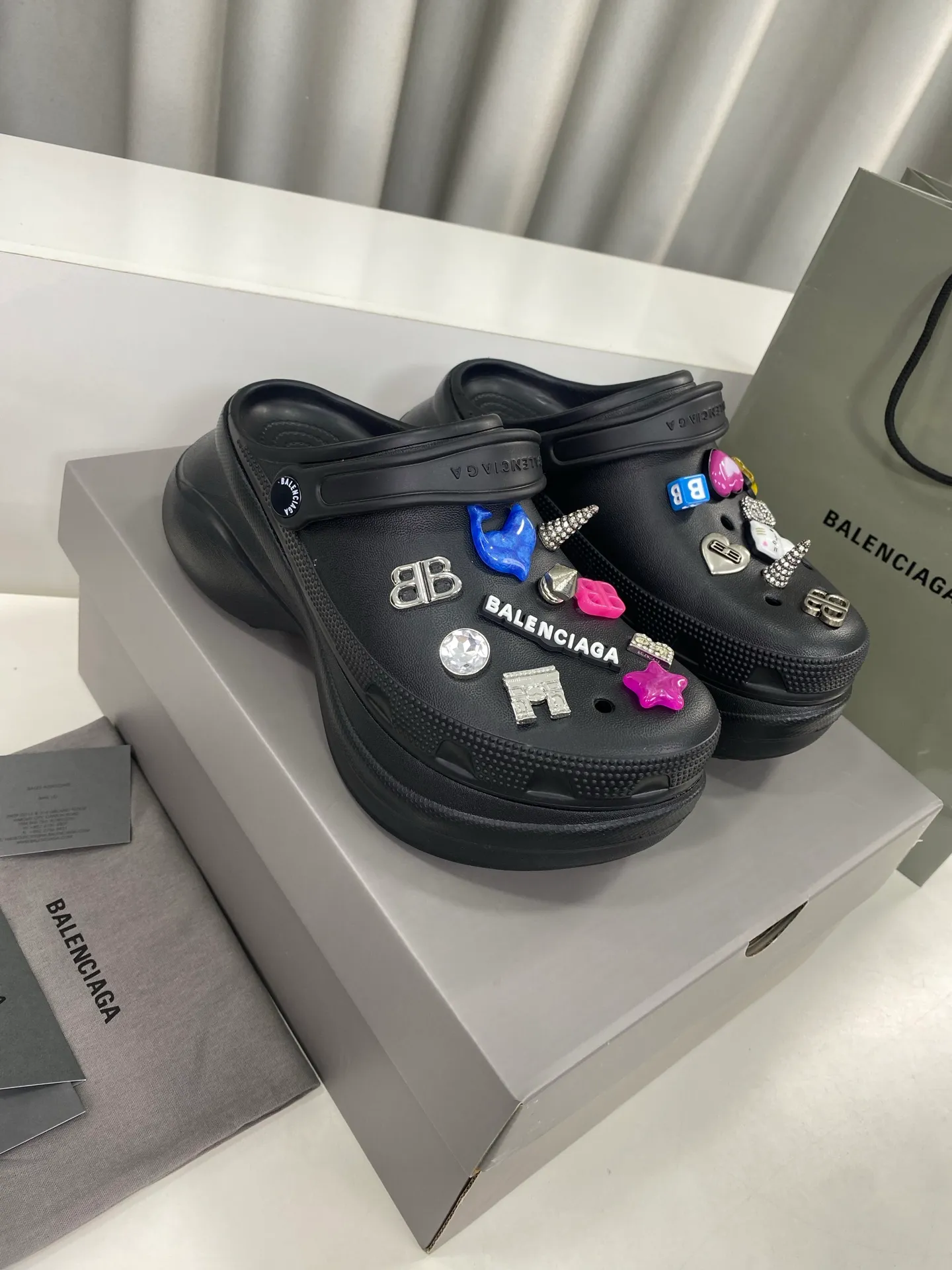 💕💕Factory direct selling price p560💕💕 Men’s and women’s Balenciaga x Crocs co-branded Crocs‼ ️ Balenciaga x Crocs' latest spring and summer couple's Crocs, a new dark horse item for spring 25, fashion bloggers at home and abroad have put on foot shows, popular on social platforms at home and abroad, fashionistas must buy, various Balenciaga element hardware buckle DIY highly brand-recognizable, heavy investment in mold making, ingenious craftsmanship, accurate restoration of every detail, original molded EVA rubber and plastic one-piece outsole, super light on the foot, 6cm outsole height, a proper heightening artifact Original complete package Size: 35-45